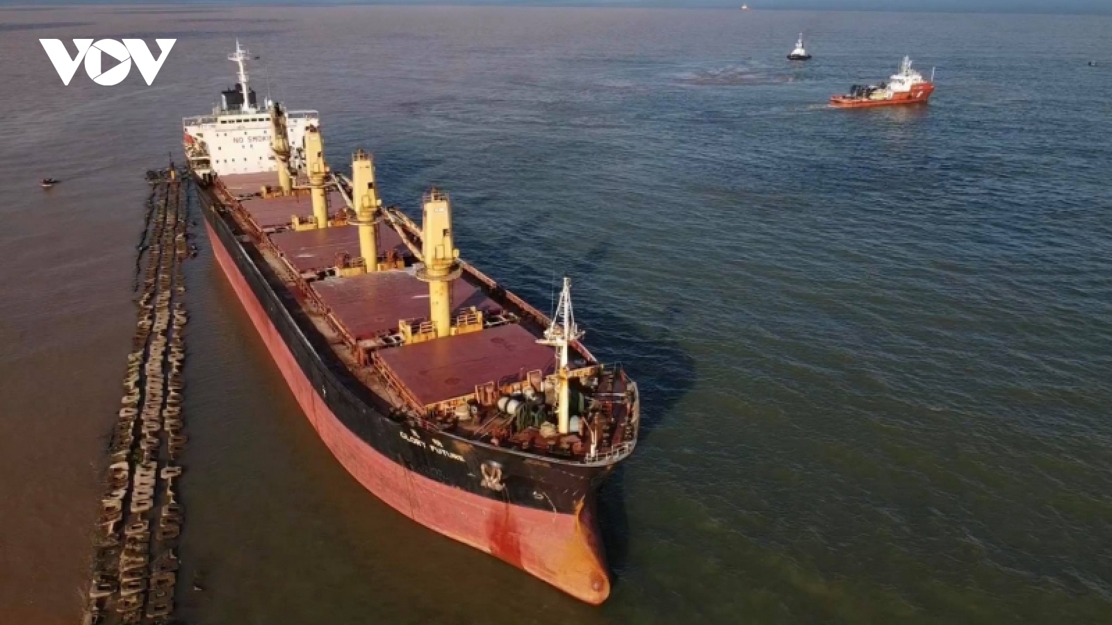 Hút chất thải nhiễm dầu ra khỏi tàu hàng nước ngoài gặp sự cố tại vùng biển Quảng Trị